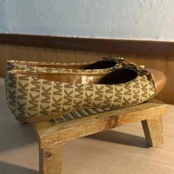 Michael-Michael Kors Almond Melody Toe Cap on Beige Leather Flats - Picture 4 of 9